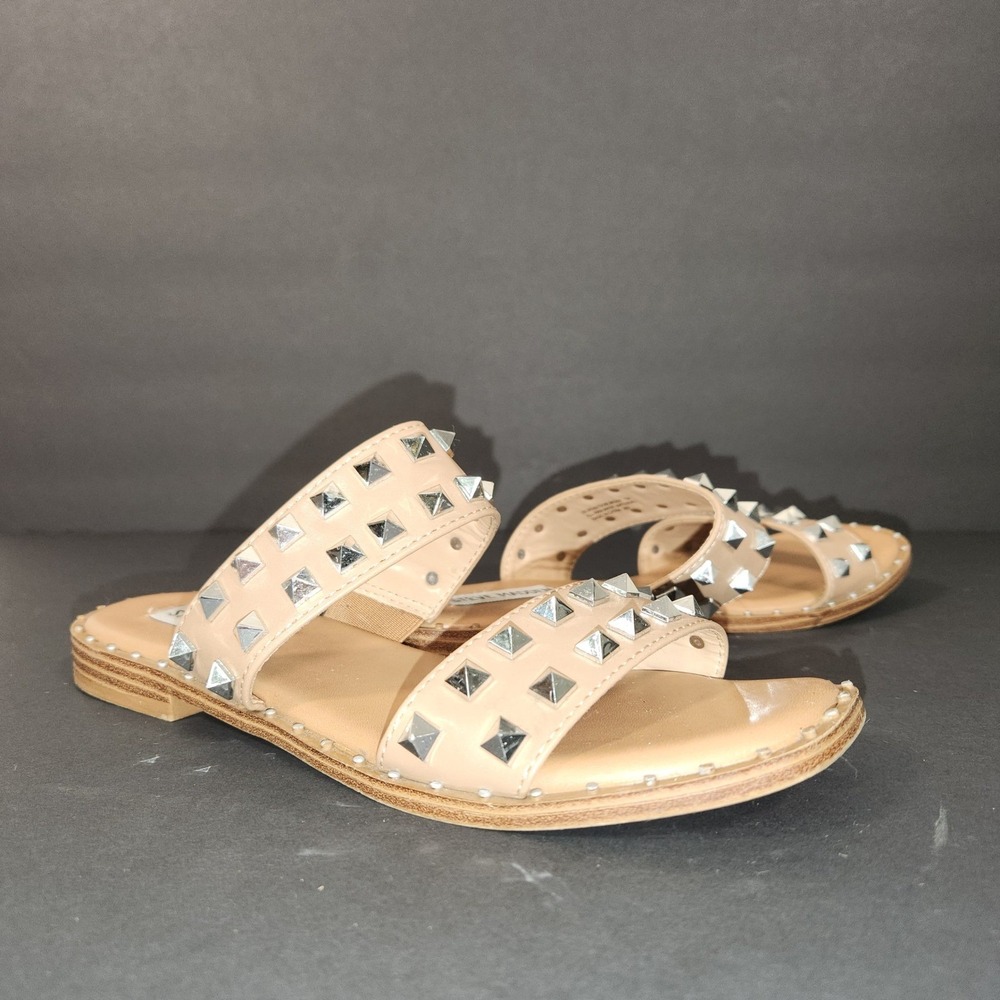 STEVE MADDEN Sandal Womens 7M Tan Pyramidal Studded Flat Slide Edgy Summer